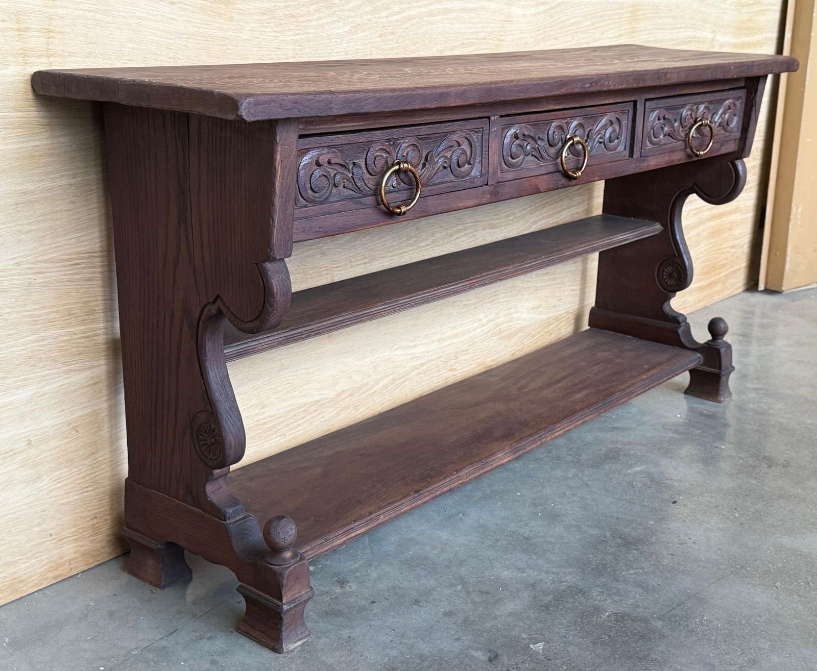 Console catalane espagnole en noyer sculpté à la main, début du XXe siècle photo Mobilier