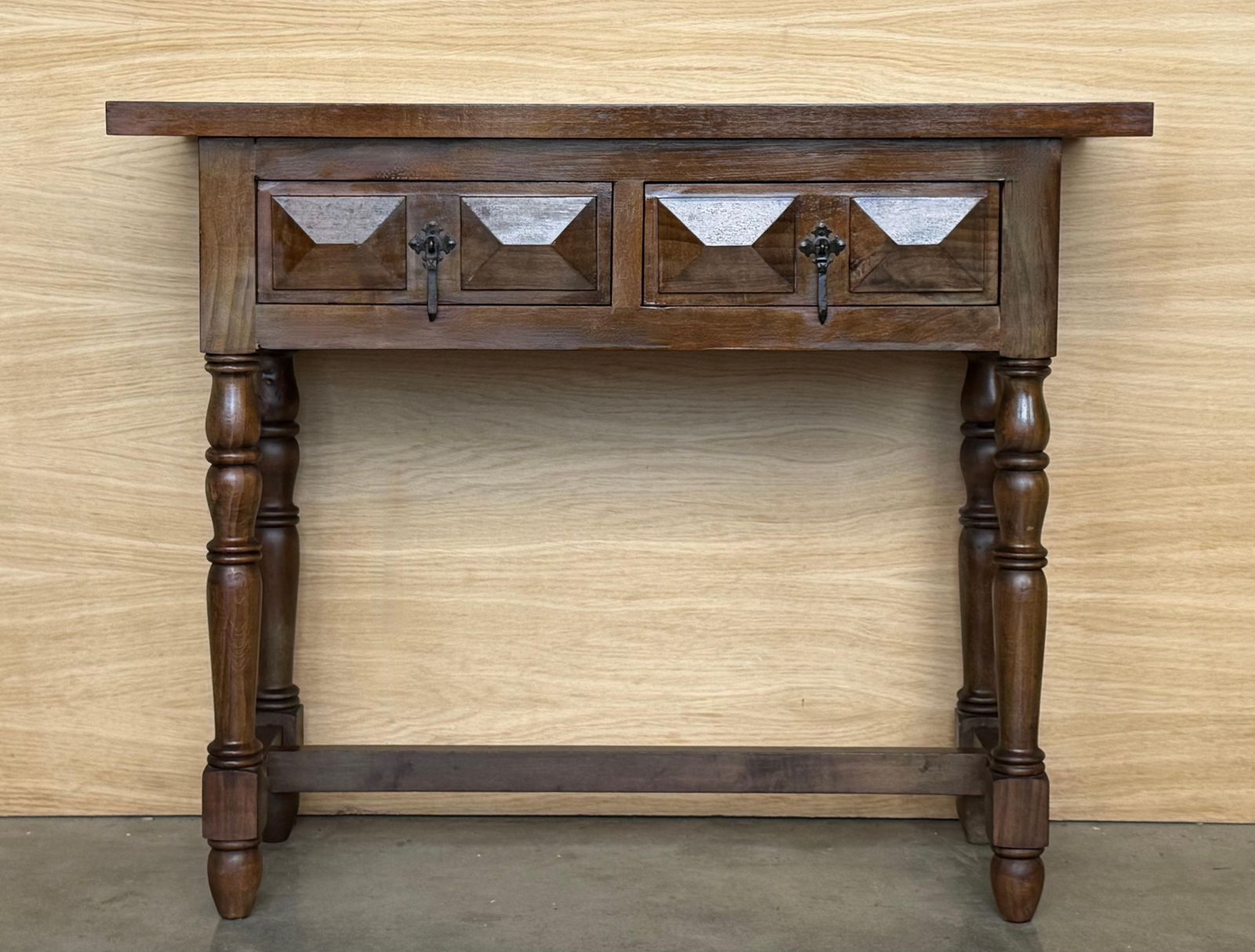 Console espagnole à deux tiroirs sculptés, années 1900 photo for sale