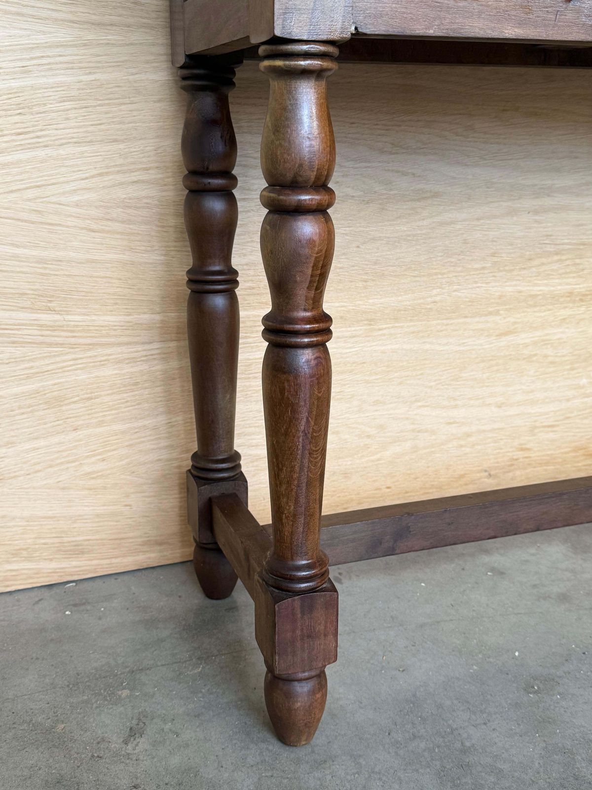 photo vintage Console espagnole à deux tiroirs sculptés, années 1900