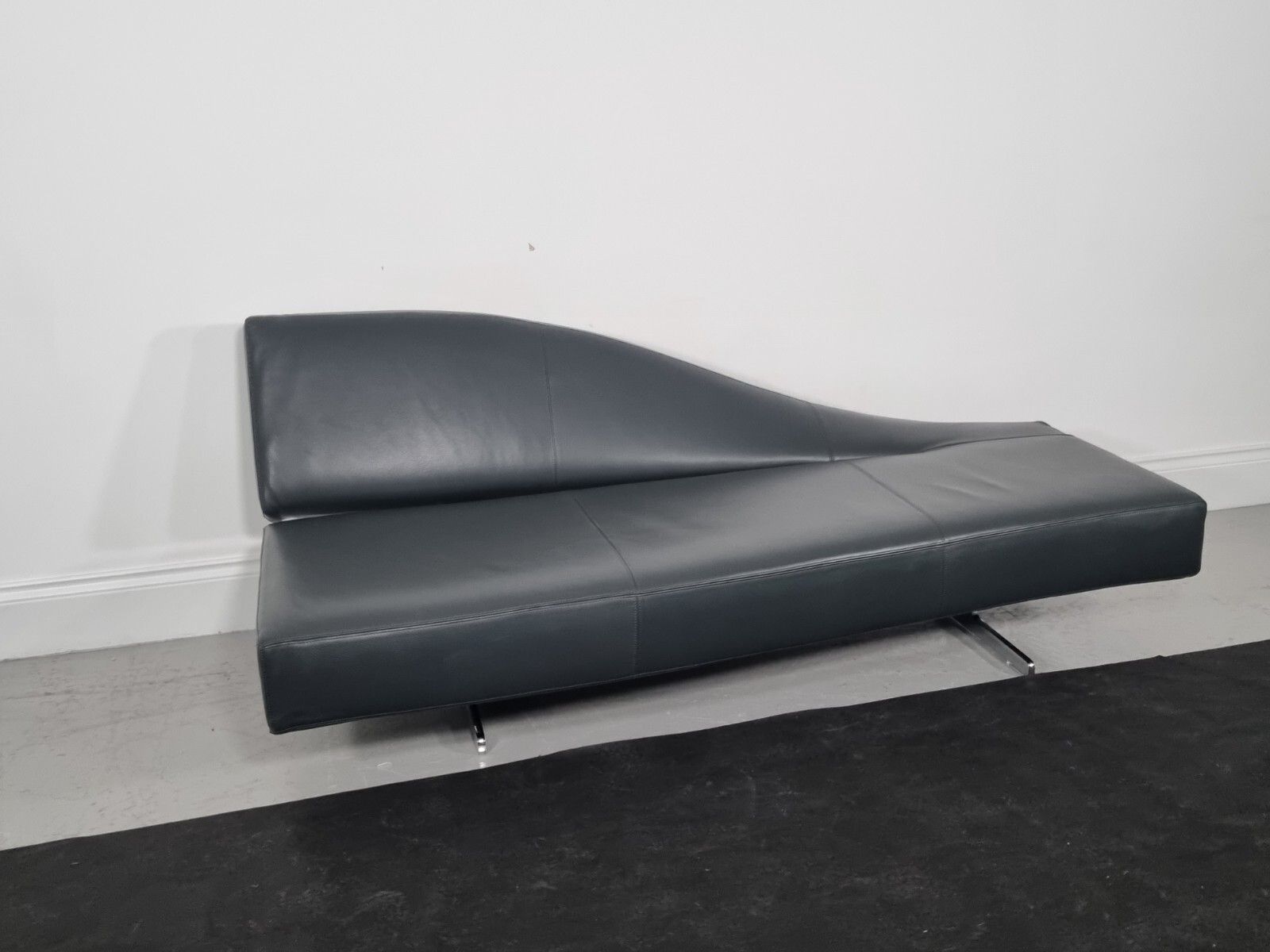 Cassina Aspen Chaise In Luxurious Dark Charcoal Leather Immaculate Condition photo 3480.0