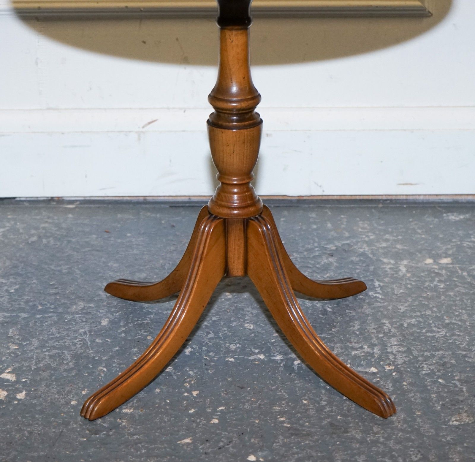Vintage Yew Wood Side End Wine Lamp Table photo 375.0