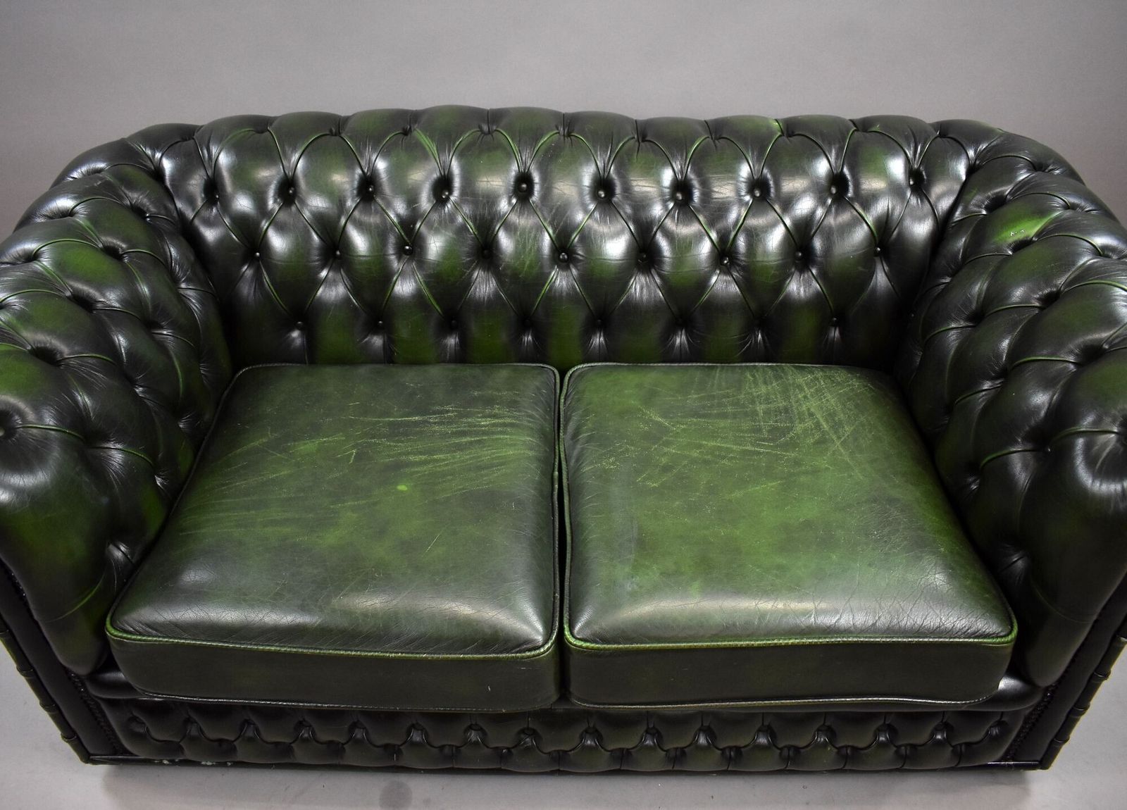 Green Leather Chesterfield photo vinterior