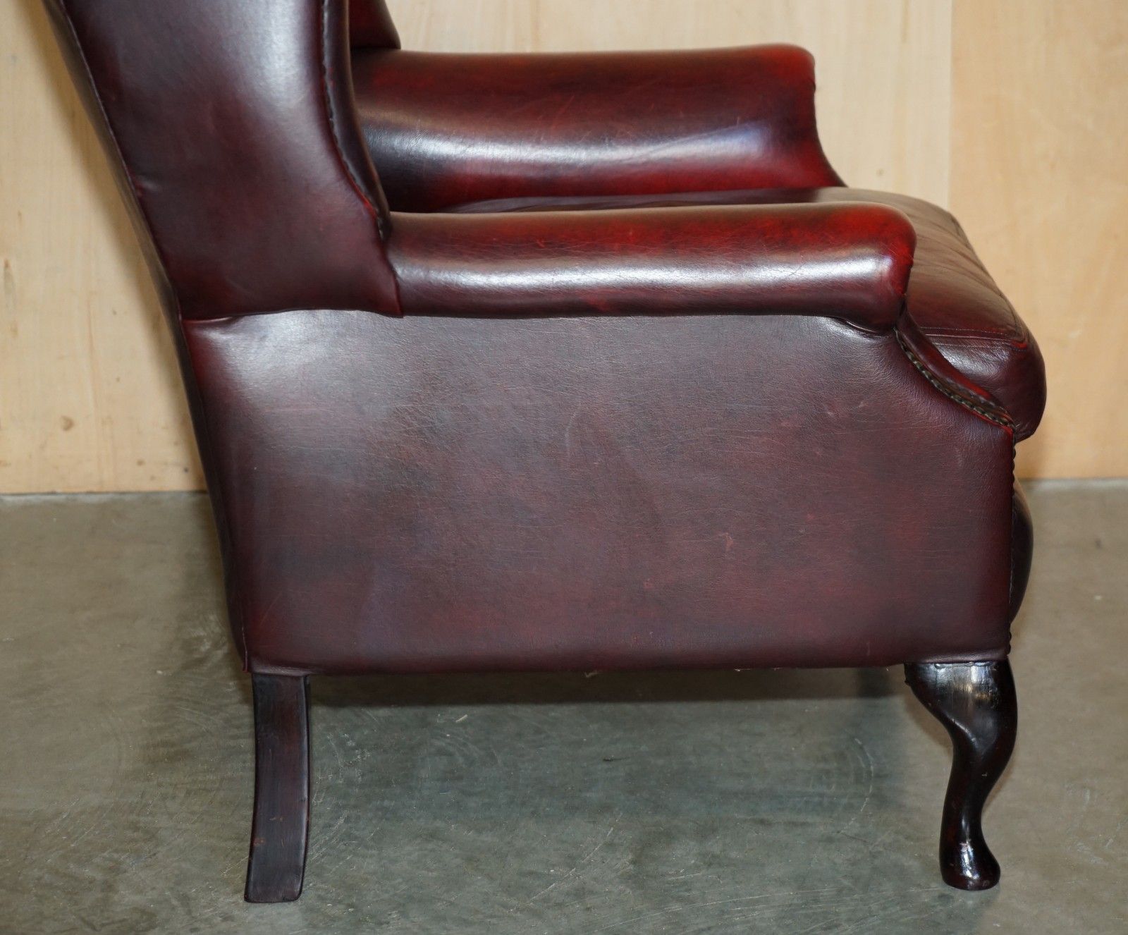 photo vinterior Nice Decorative Pair Of Chesterfield Vintage Oxblood Leather Wingback Armchairs