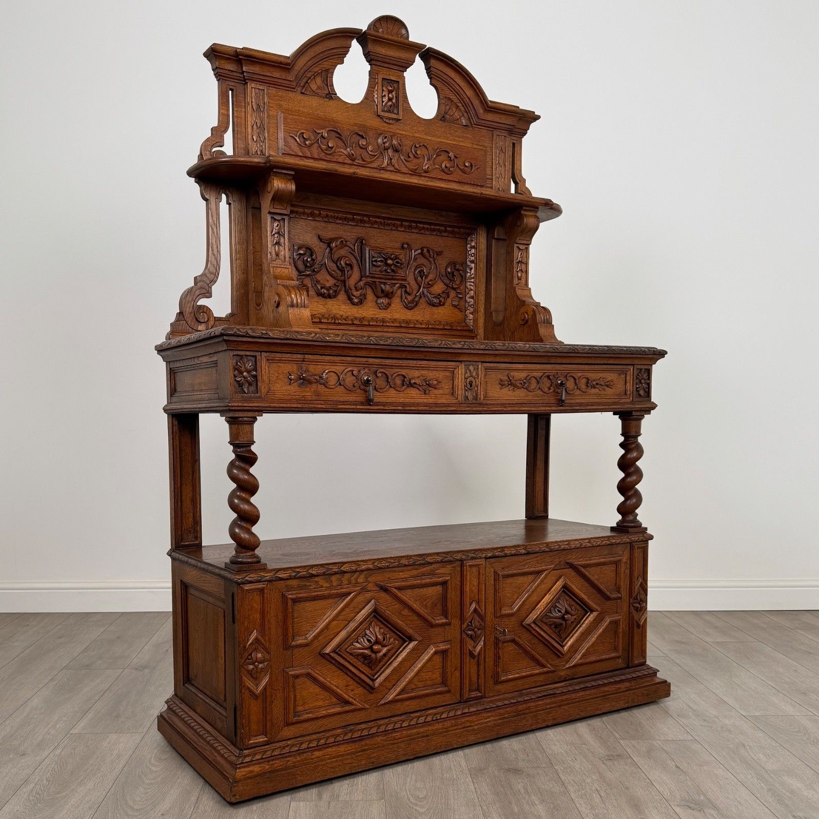 photo furniture Antique 19th Century Fine Quality Sideboard In Golden Oak