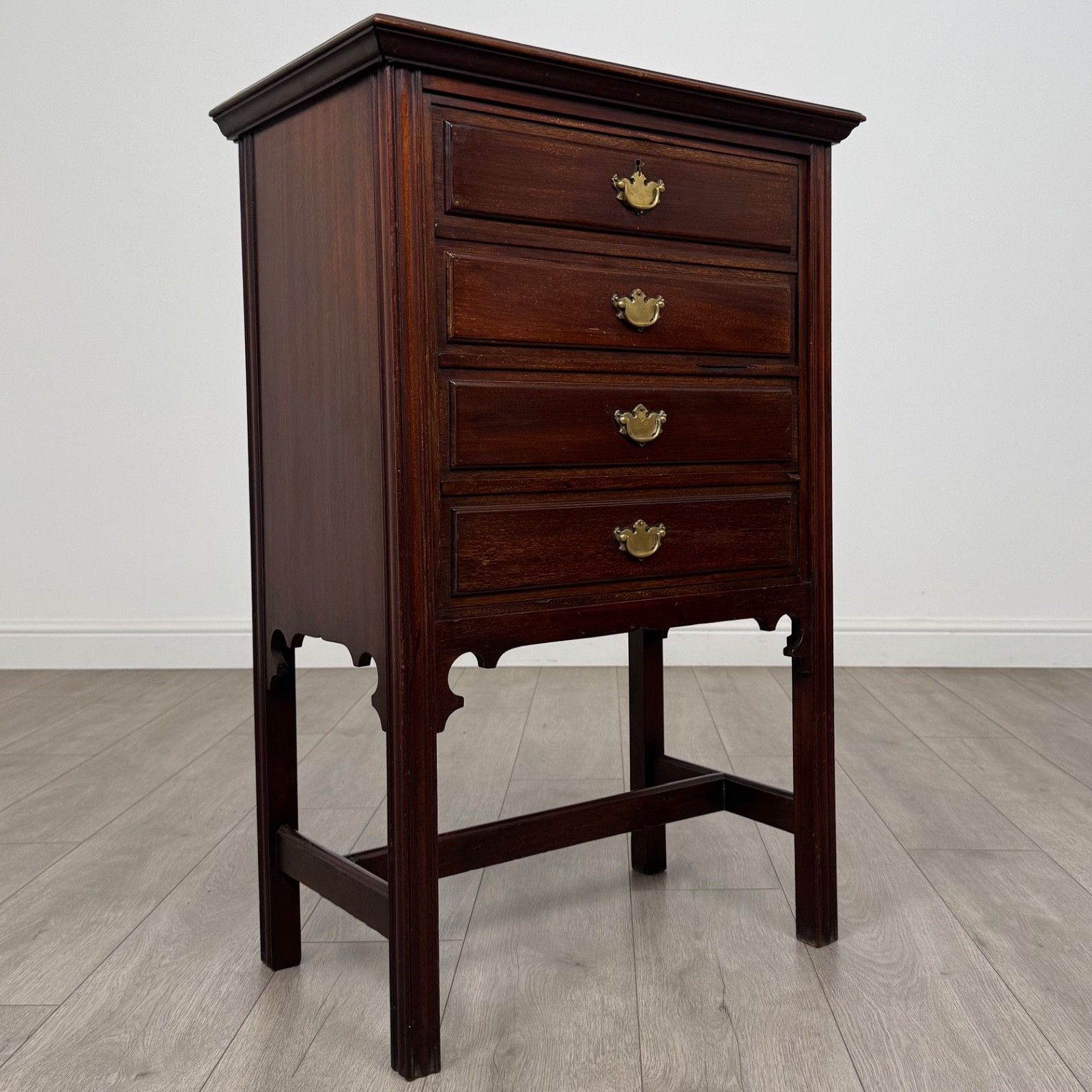 photo furniture Antique 20th Century Good Quality Cabinet In Mahogany