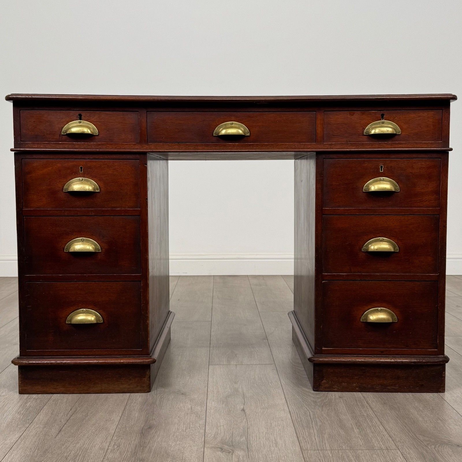 Antique 19th Century Good Quality Pedestal Desk In Mahogany