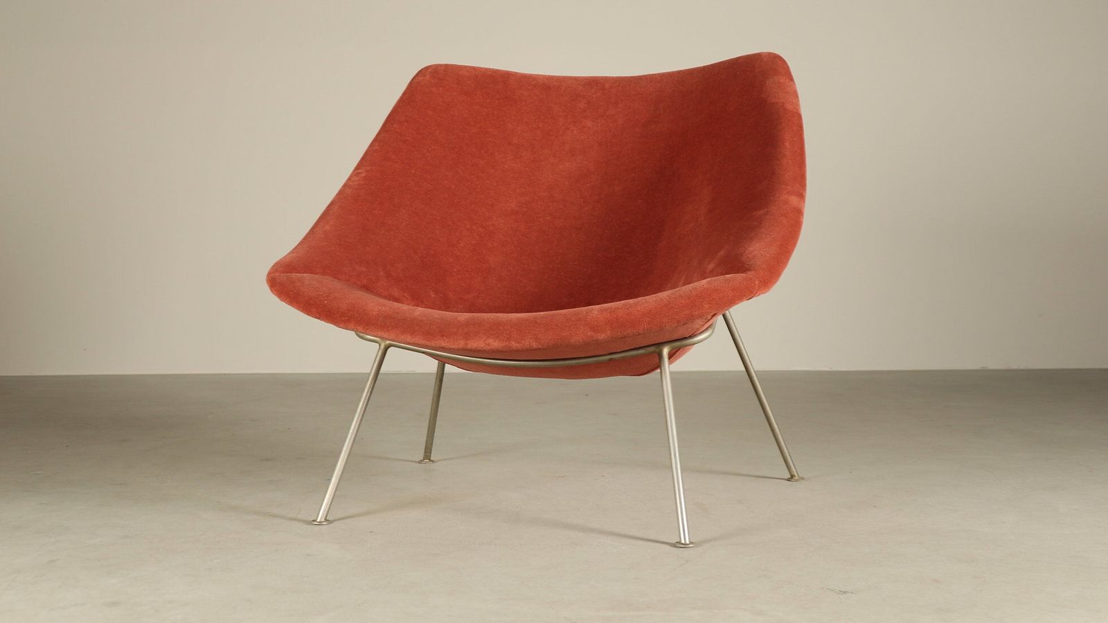 photo furniture Pierre Paulin For Artifort — F156 “Little Oyster” Lounge Chair, 1959–1960s