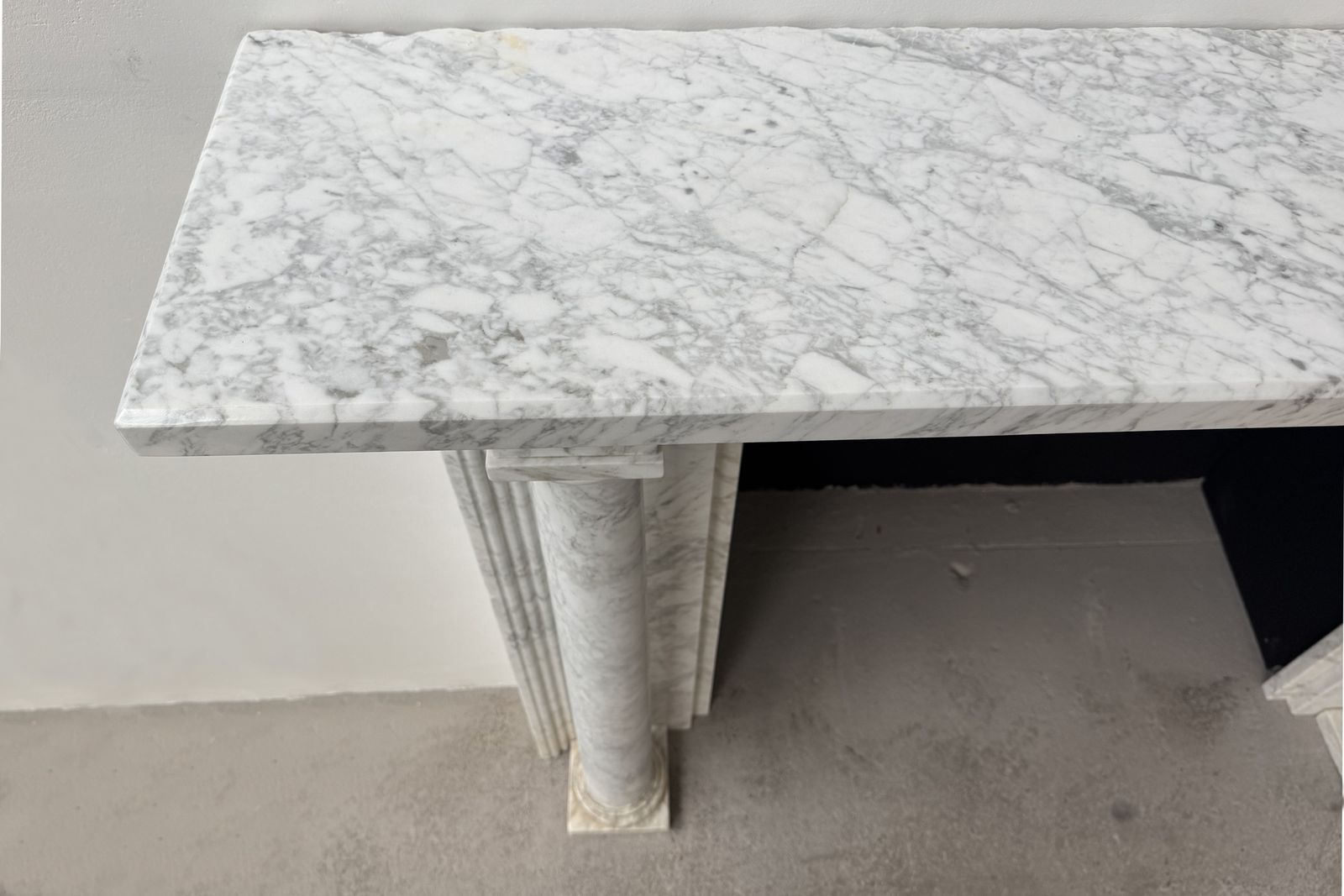 photo vinterior Antique Georgian Pillared White Marble Fireplace Surround.