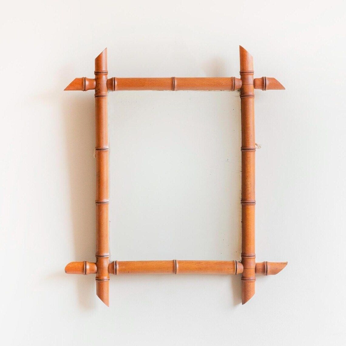 Antieke Franse Wandspiegel Met Faux Bamboe Lijst – Met De Hand Gesneden Houten Lijst