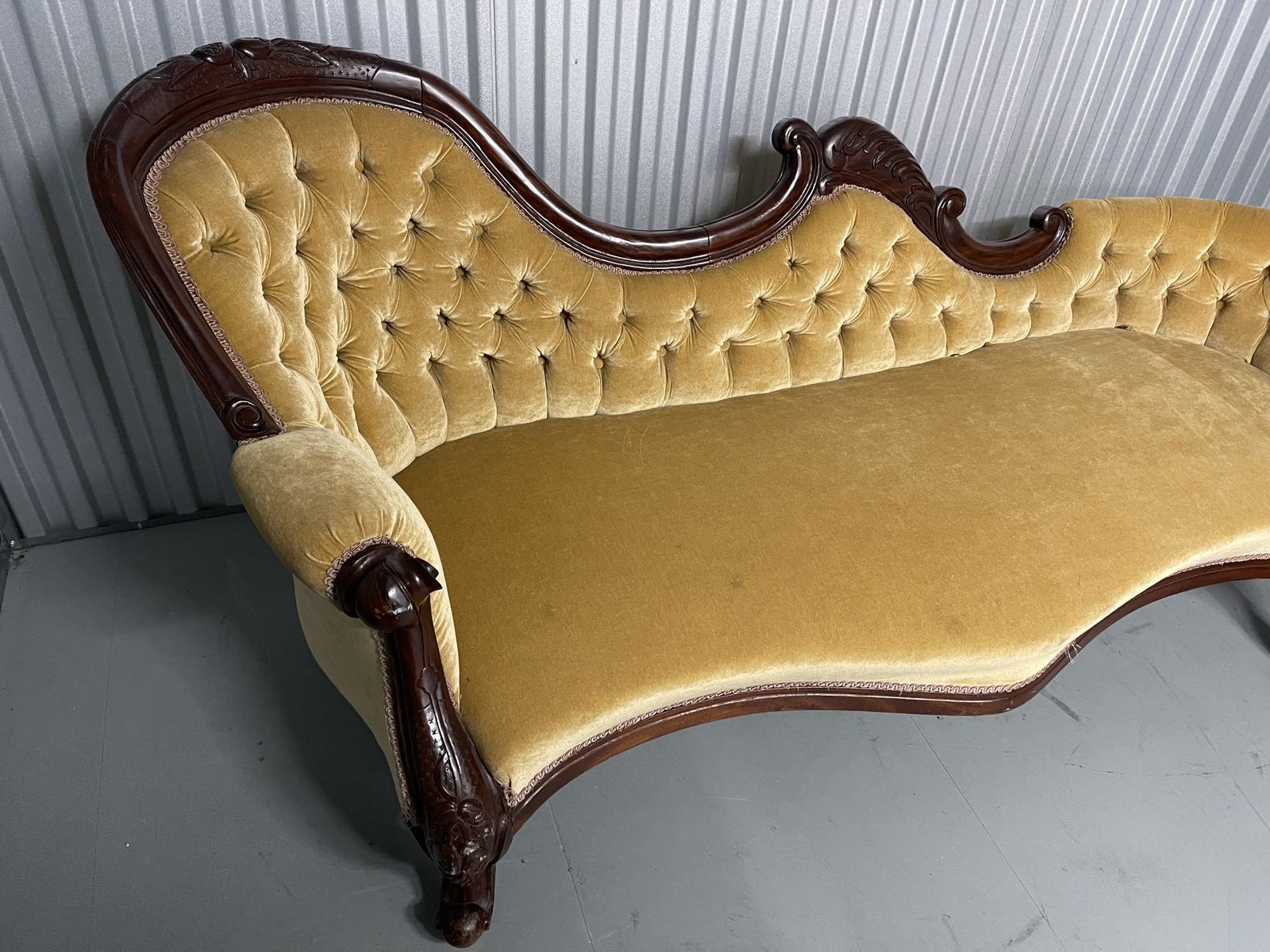 Gorgeous Victorian Cabriolet Chaise Longue In Gold Velvet photo furniture