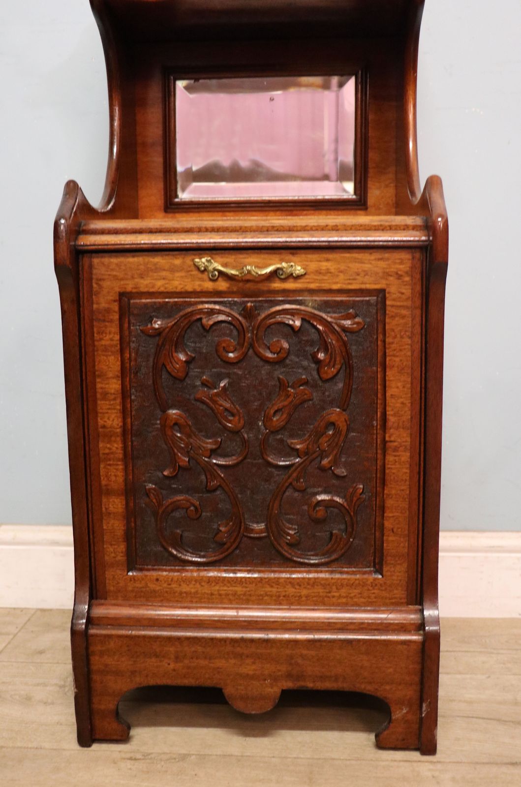 Victorian Style! A Lovely Late 19th Century American Walnut Coal Purdonium. photo 295.0