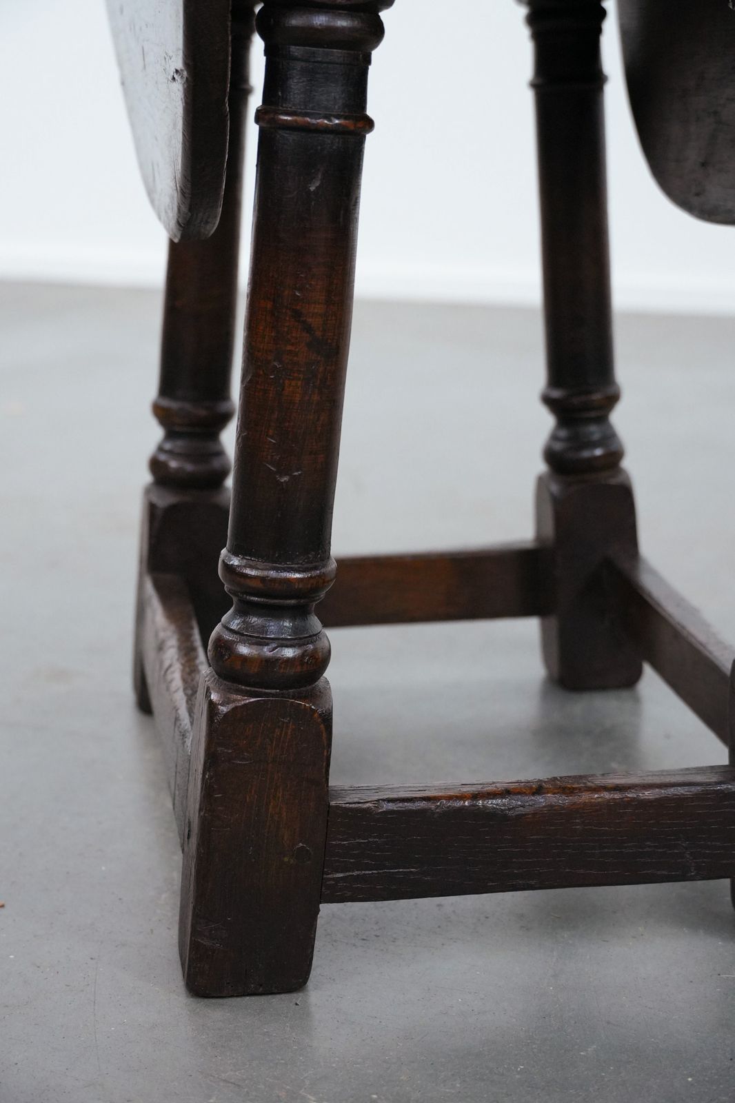 photo vintage Antiek Engels Klassiek Bijzettafeltje / Krukje Met Neergeklapte Bladen, Eiken, 18e Eeuw