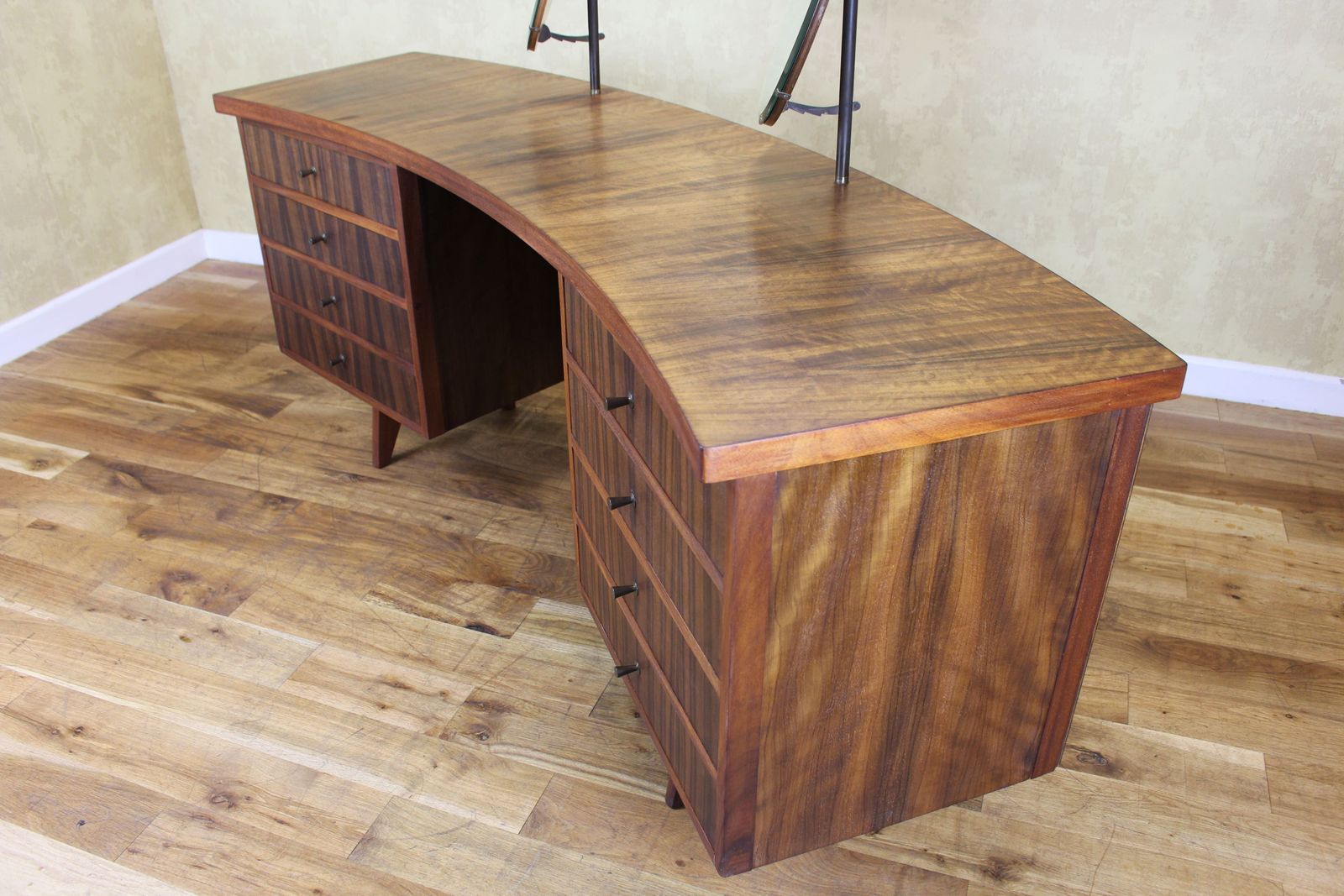 photo vintage Mid 1950’s Dark Walnut Large Dressing Chest