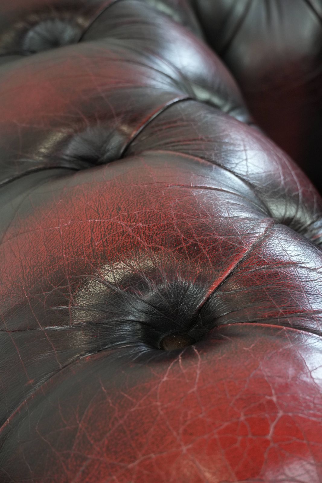 photo vintage Timeless And Classic English Chesterfield Leather Armchair On Wheels, Finished With Decorative Nails