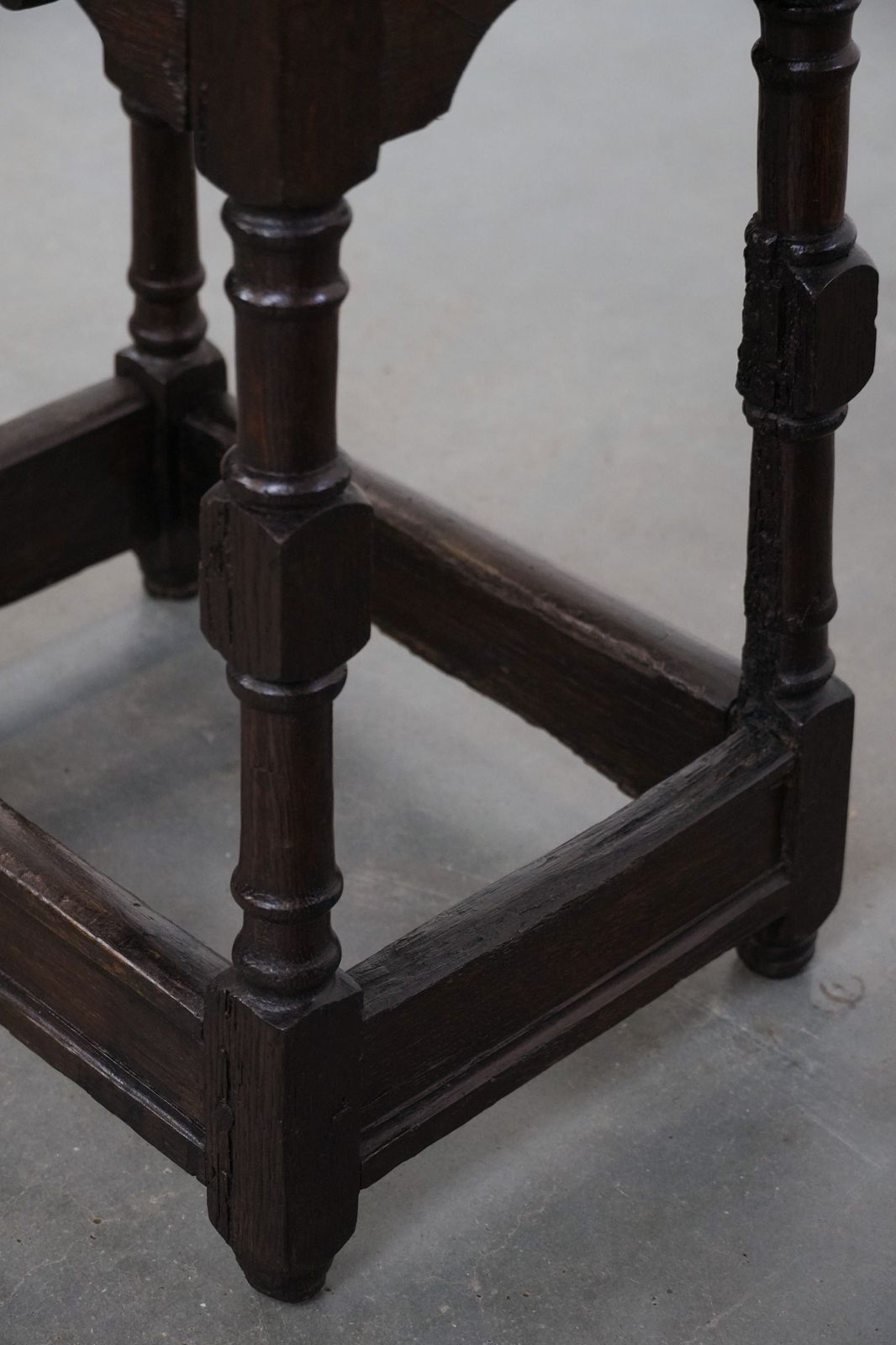 photo furniture Functionele Antieke Engelse Kruk/Bijzettafel Uit De 18e Eeuw In Eiken Met Een Warme Uitstraling