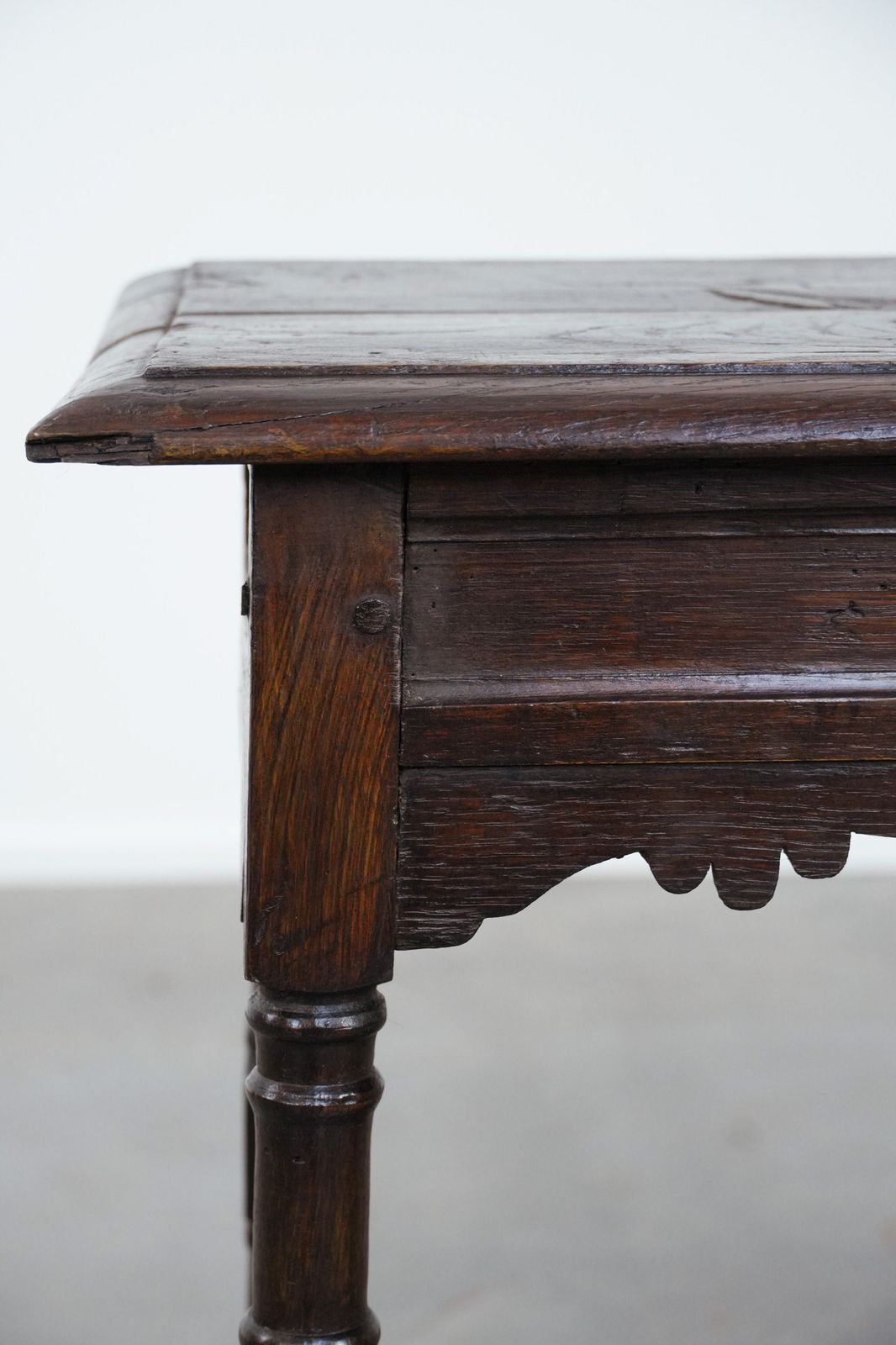 photo vinterior Functional Charming Antique English Oak Joint Stool/Side Table/Stool From The 18th Century With A Luxurious Appearance