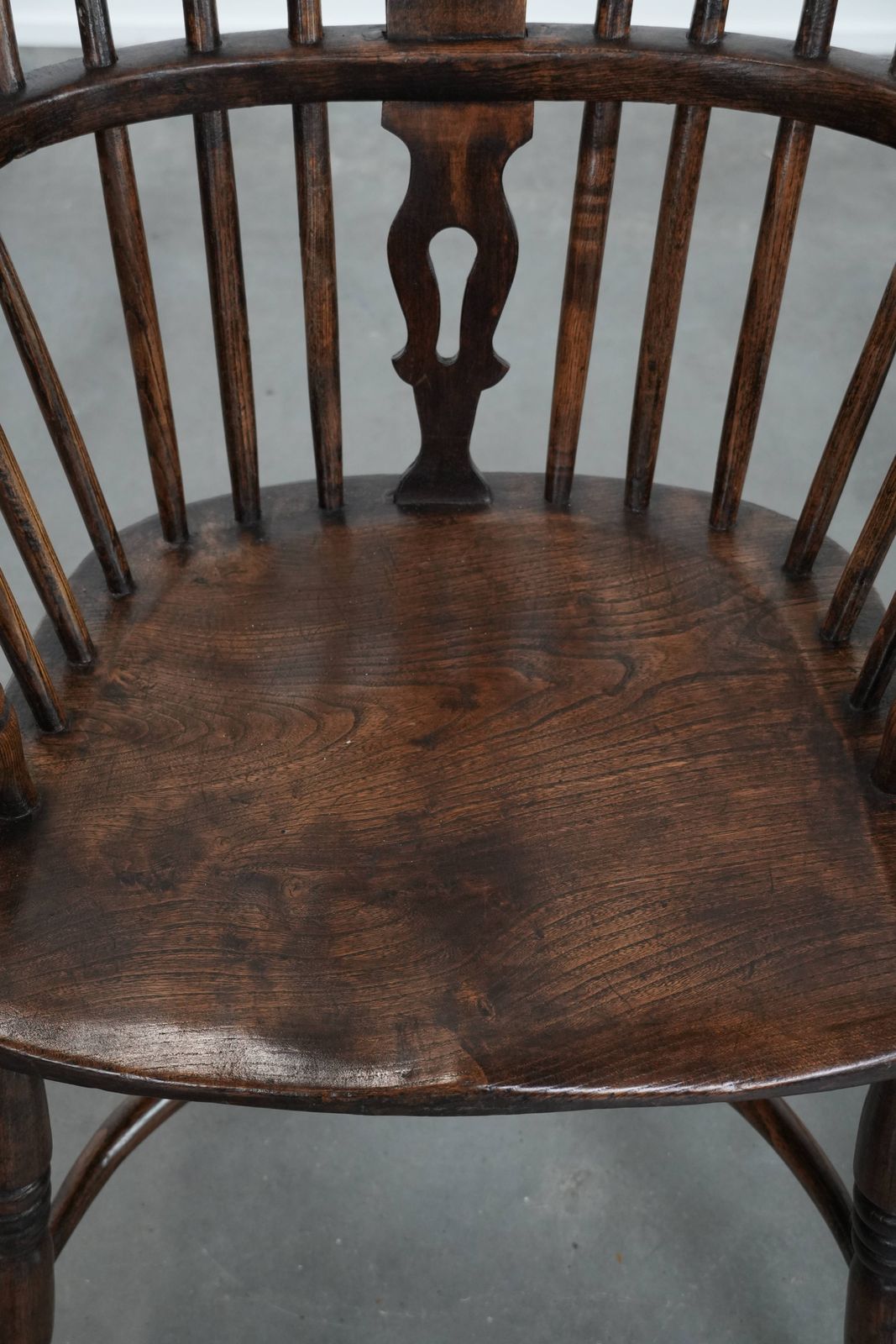 Antique Set Of 4 English Windsor Lowback Chairs With Character, Beautiful Color Scheme And A Lovely Patina photo vinterior