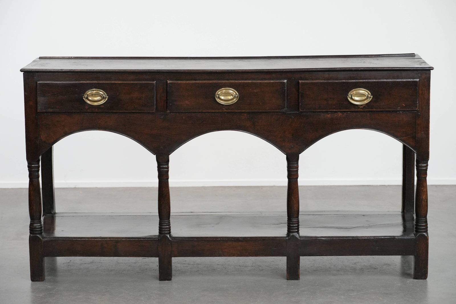 Antieke 18e Eeuwse Engelse Sidetafel/Dressoir Van Eiken Met Mooie Patina photo furniture