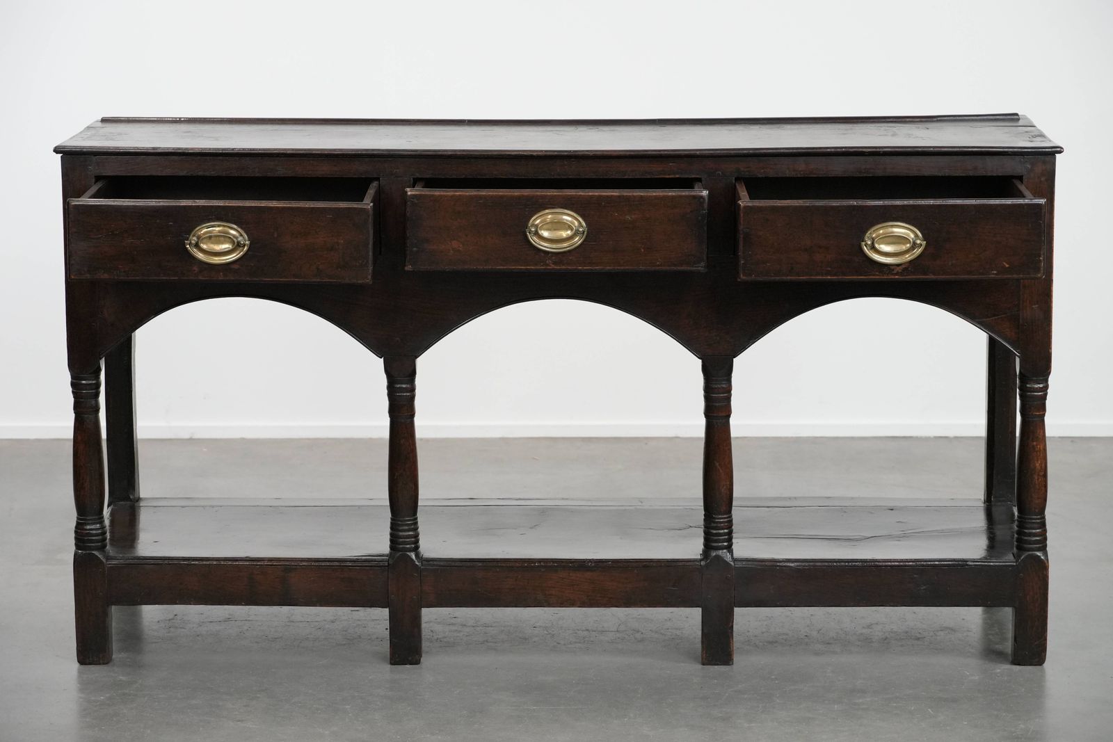 Antieke 18e Eeuwse Engelse Sidetafel/Dressoir Van Eiken Met Mooie Patina photo for sale