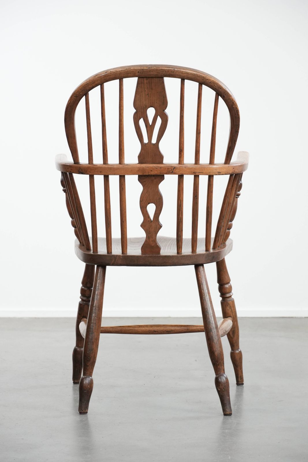 Antieke Engelse Lowback Windsor Stoel Met Mooie Patina En Fraaie Details photo Meubels