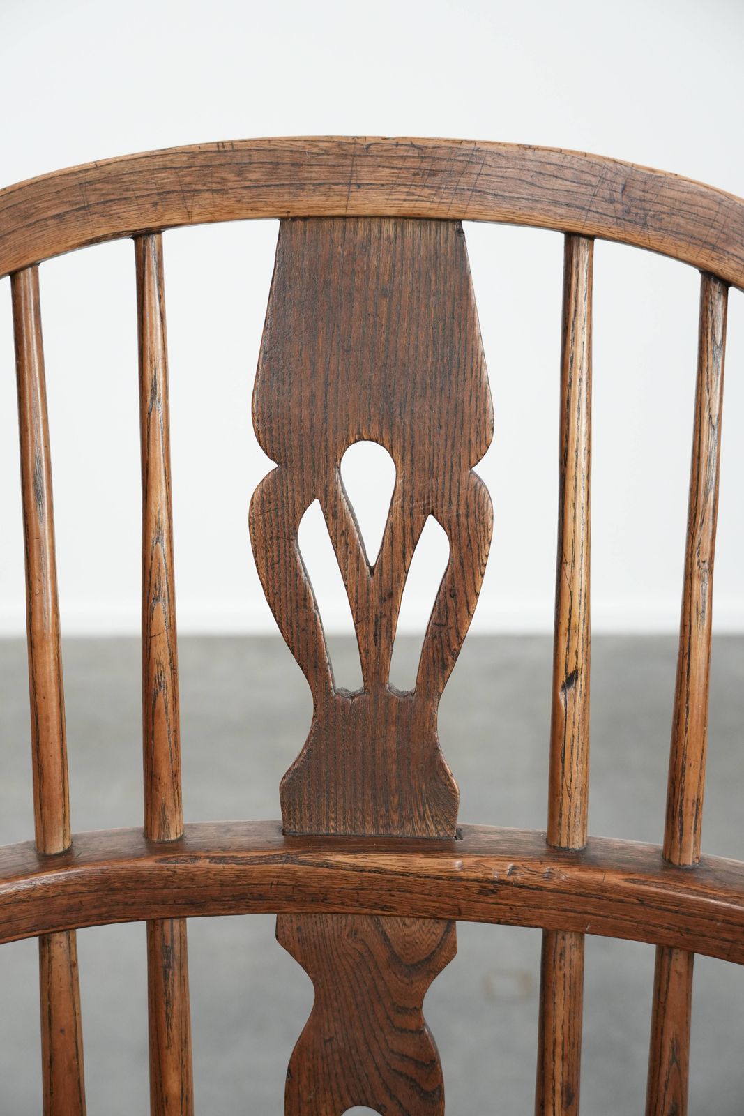 photo furniture Antieke Engelse Lowback Windsor Stoel Met Mooie Patina En Fraaie Details