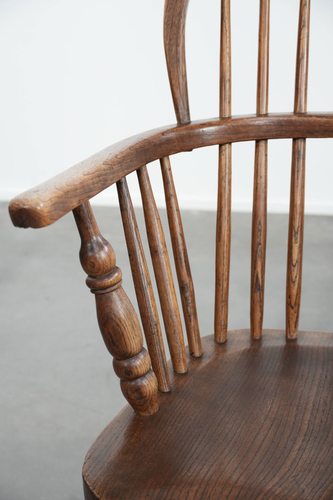 photo for sale Antieke Engelse Lowback Windsor Stoel Met Mooie Patina En Fraaie Details