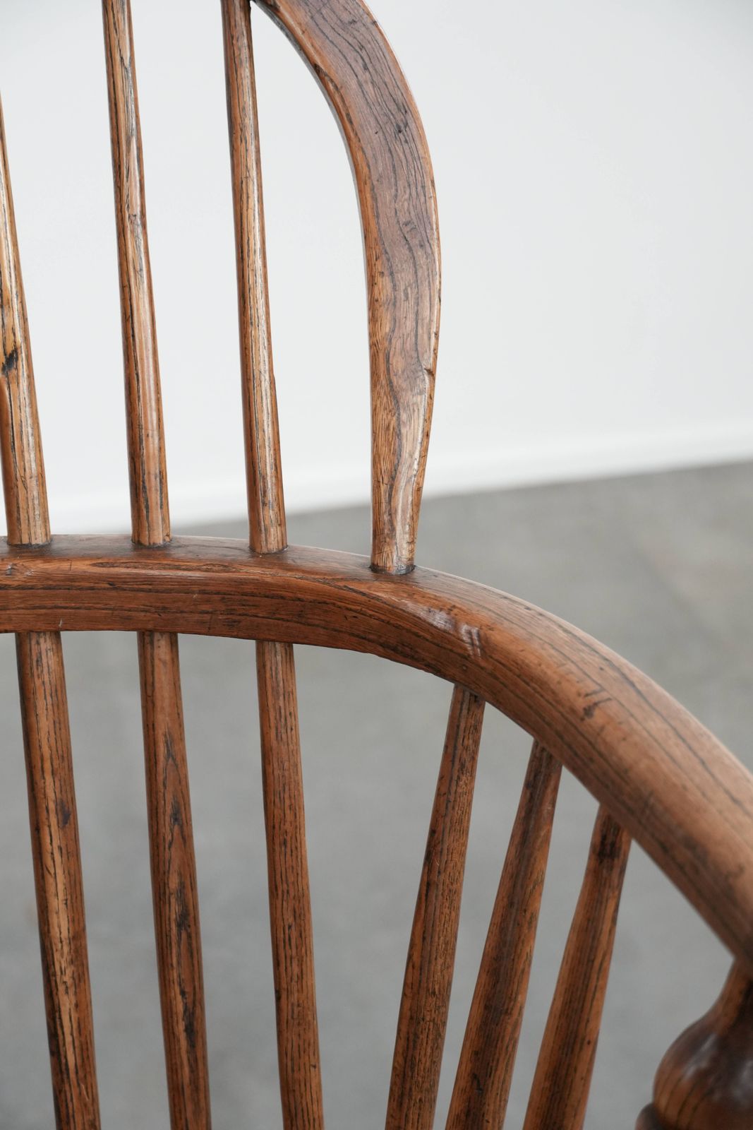 photo buy Antieke Engelse Lowback Windsor Stoel Met Mooie Patina En Fraaie Details