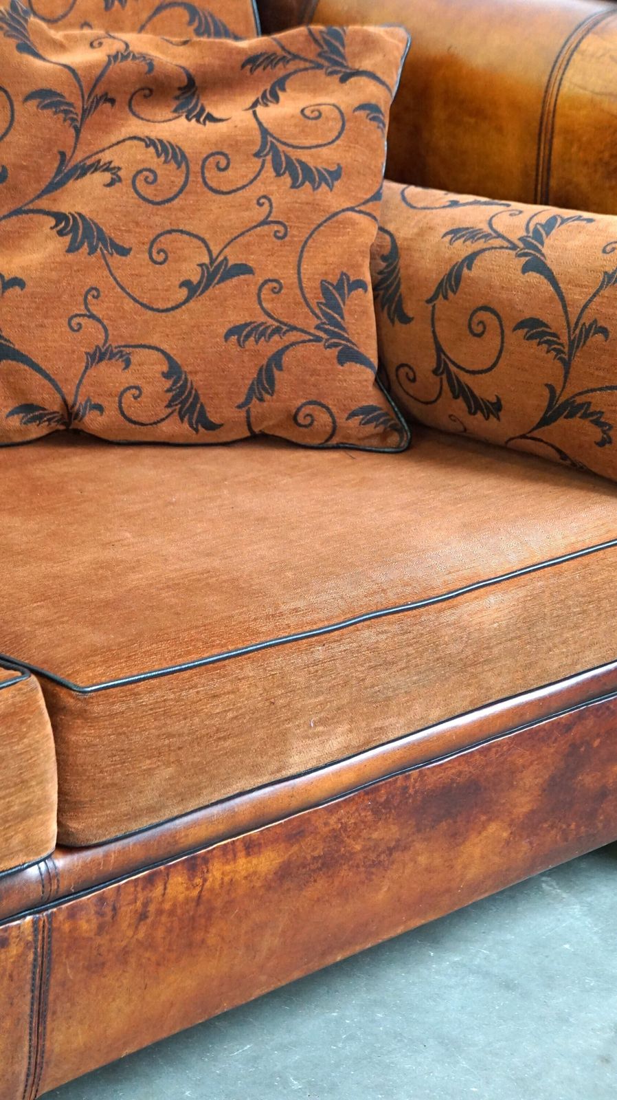 Meubels Ruime En Comfortabele 2,5 Zitsbank Van Schapenleer Met Kussens In Engelse Stijl photo