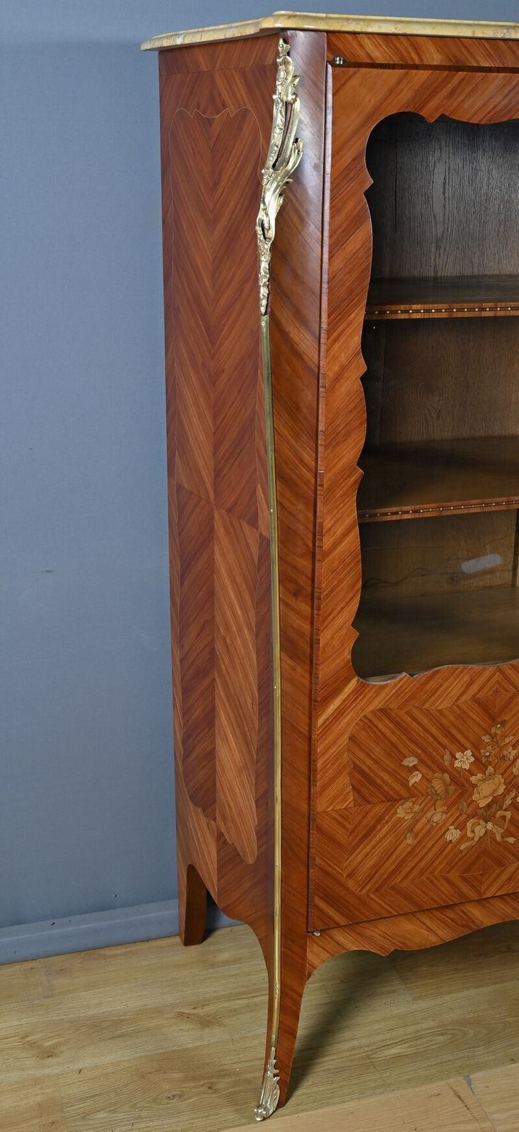 photo vinterior Small Rosewood Marquetry Display Bookcase Louis XV Style – Early 20th Century