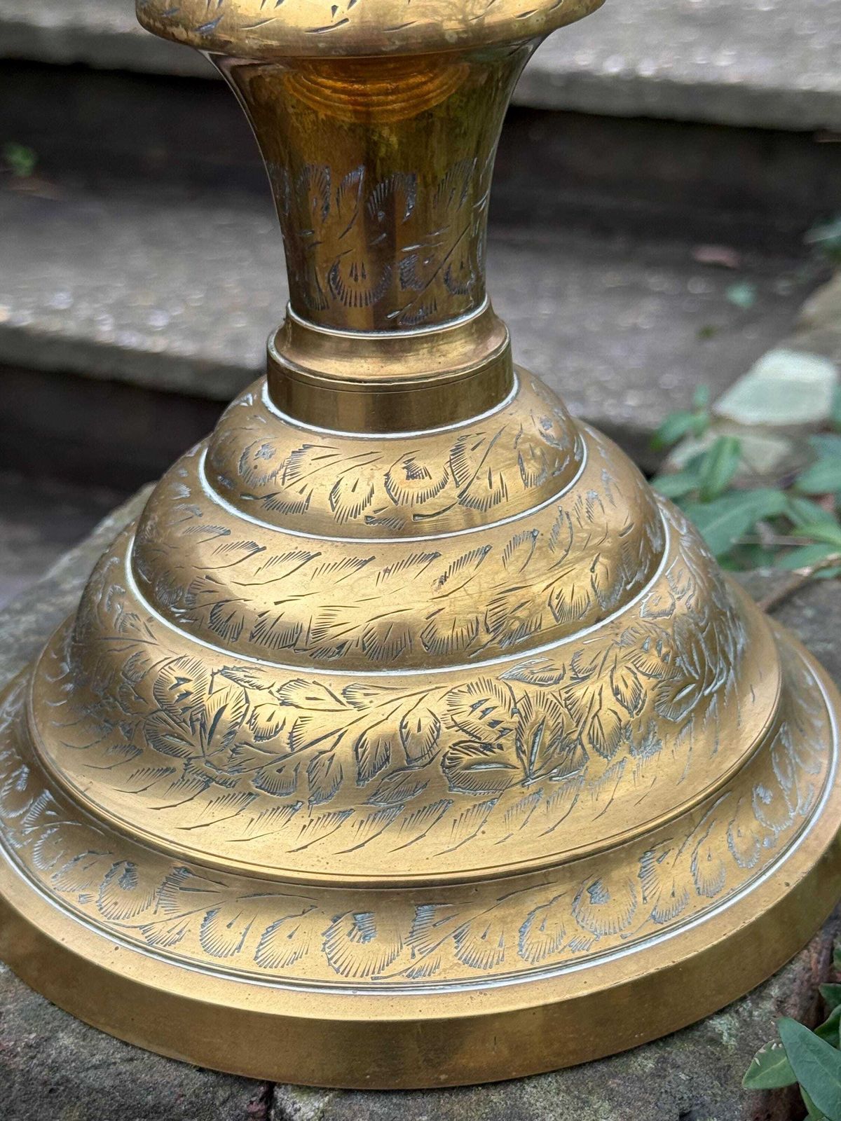 photo vinterior Large Vintage Hand Engraved Solid Brass Table Lamp With Ornate Mid Century Design 61cm Tall, Pat Tested And Working