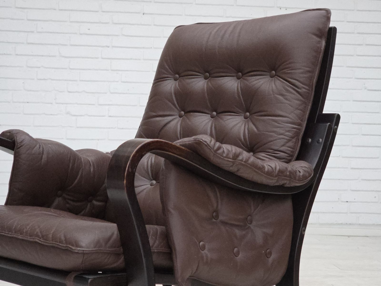 Ca. Jaren 1970, Scandinavisch Vintage Design, Fauteuil, Bruin Leer, Gebogen Hout. photo buy