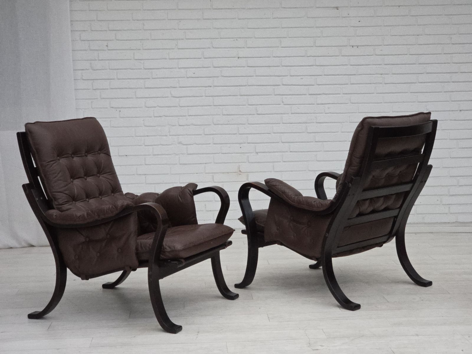 photo vintage 1970s, Scandinavian Vintage Design, Armchair, Brown Leather, Bent Wood.