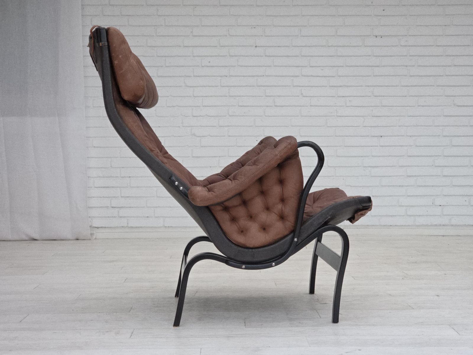 photo vintage 1970s, Swedish Design By Bruno Mathsson, Model "Pernilla",  Furniture Leather.