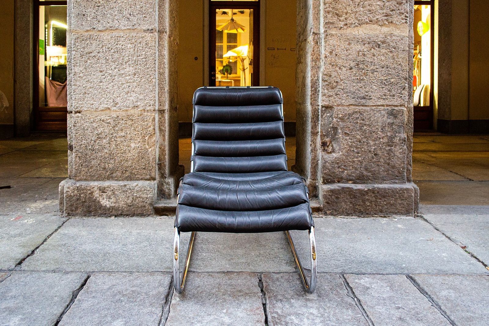 Mr Chaise Lounge Van Ludwig Mies Van Der Rohe Voor Knoll, Jaren 1980 photo furniture