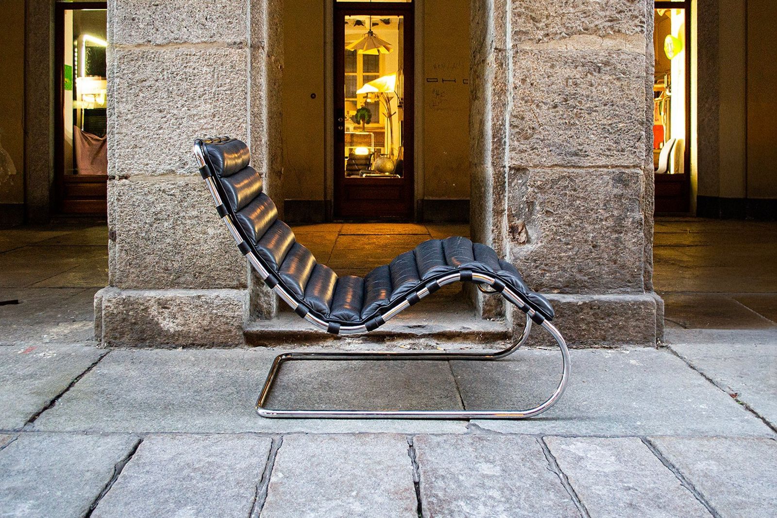 Mr Chaise Lounge Van Ludwig Mies Van Der Rohe Voor Knoll, Jaren 1980 photo for sale