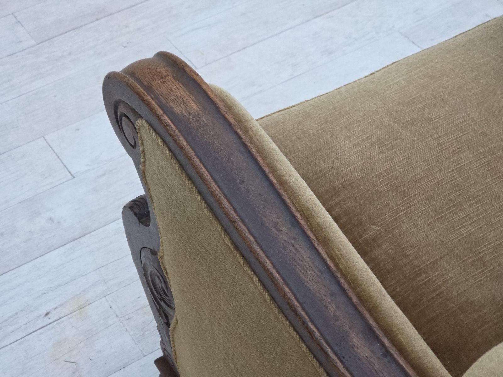 photo vinterior Ca. Jaren 1960, Deense Fauteuil, Groen Meubelvelours, Gesneden Eikenhout.