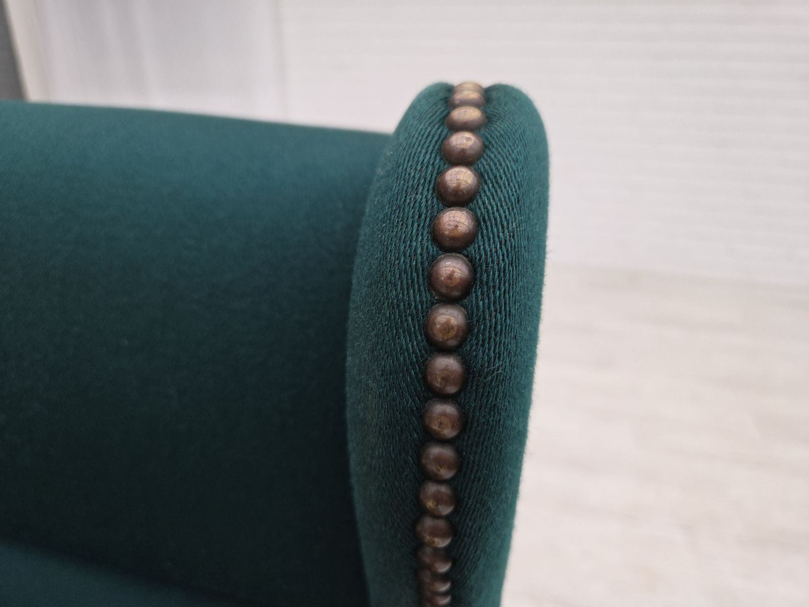 photo vintage 1970s, Danish High Back Armchair, Furniture Wool, Solid Oak Wood.