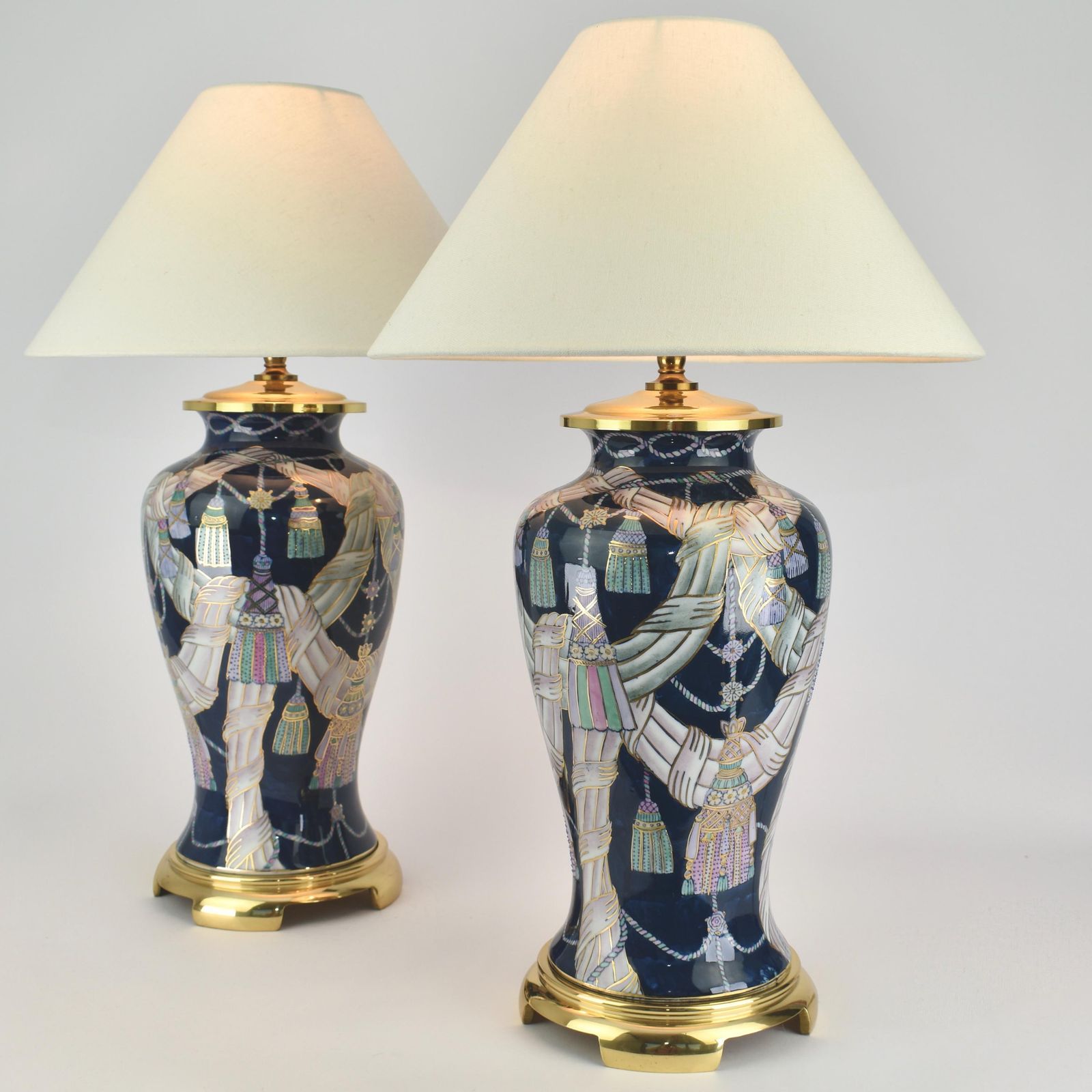 Vintage Chinese Porseleinen Tafellampen Met Kwastjes | Chinoiserie Mid Century Hollywood Regency | Donkerblauw, Messing En Goud, Jaren 1980, Set Van Twee photo Verlichting