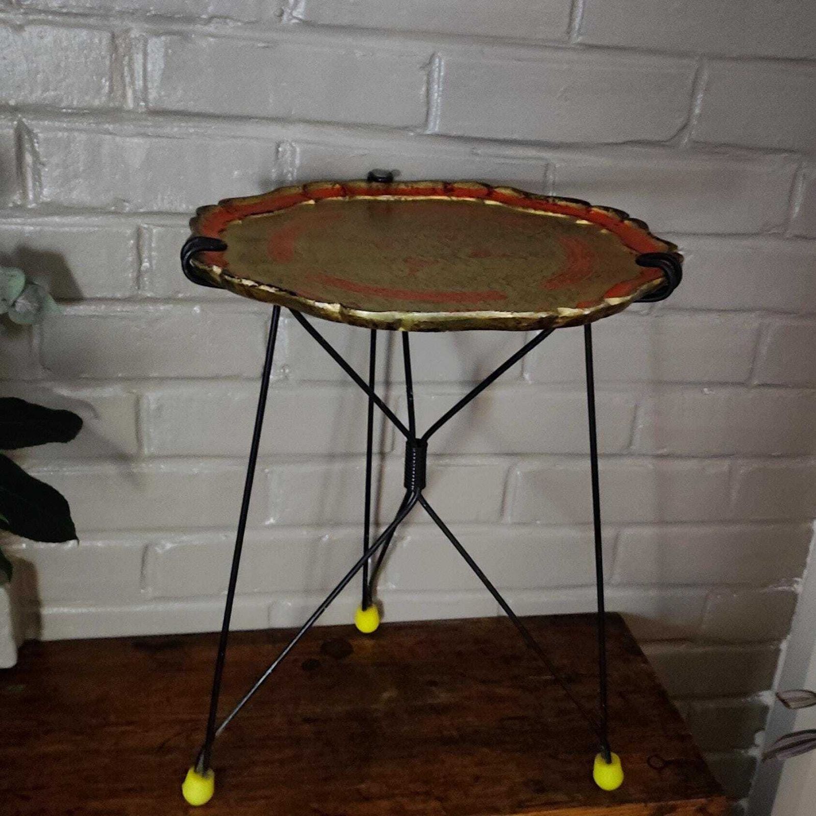 photo vintage 1950s Vintage Tripod Folding Side Table With Florentine Tray