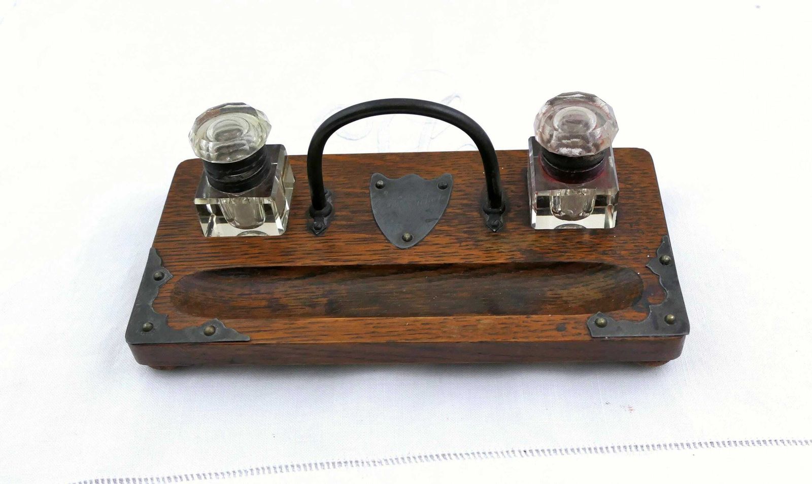 Antiek Engels eiken inktstelletje met pennenhouder, draaggreep en helder glas – toebehoord aan Ck Aicher – retro stijl, kantoorobject uit Engeland photo 119.0