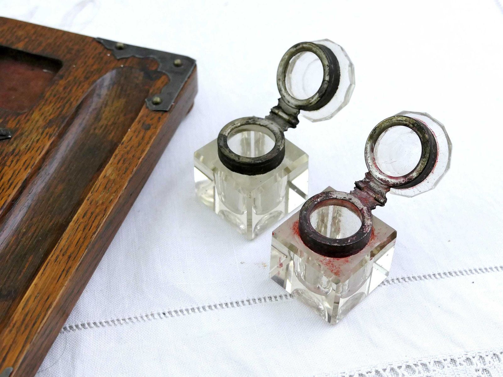 photo for sale Antiek Engels eiken inktstelletje met pennenhouder, draaggreep en helder glas – toebehoord aan Ck Aicher – retro stijl, kantoorobject uit Engeland