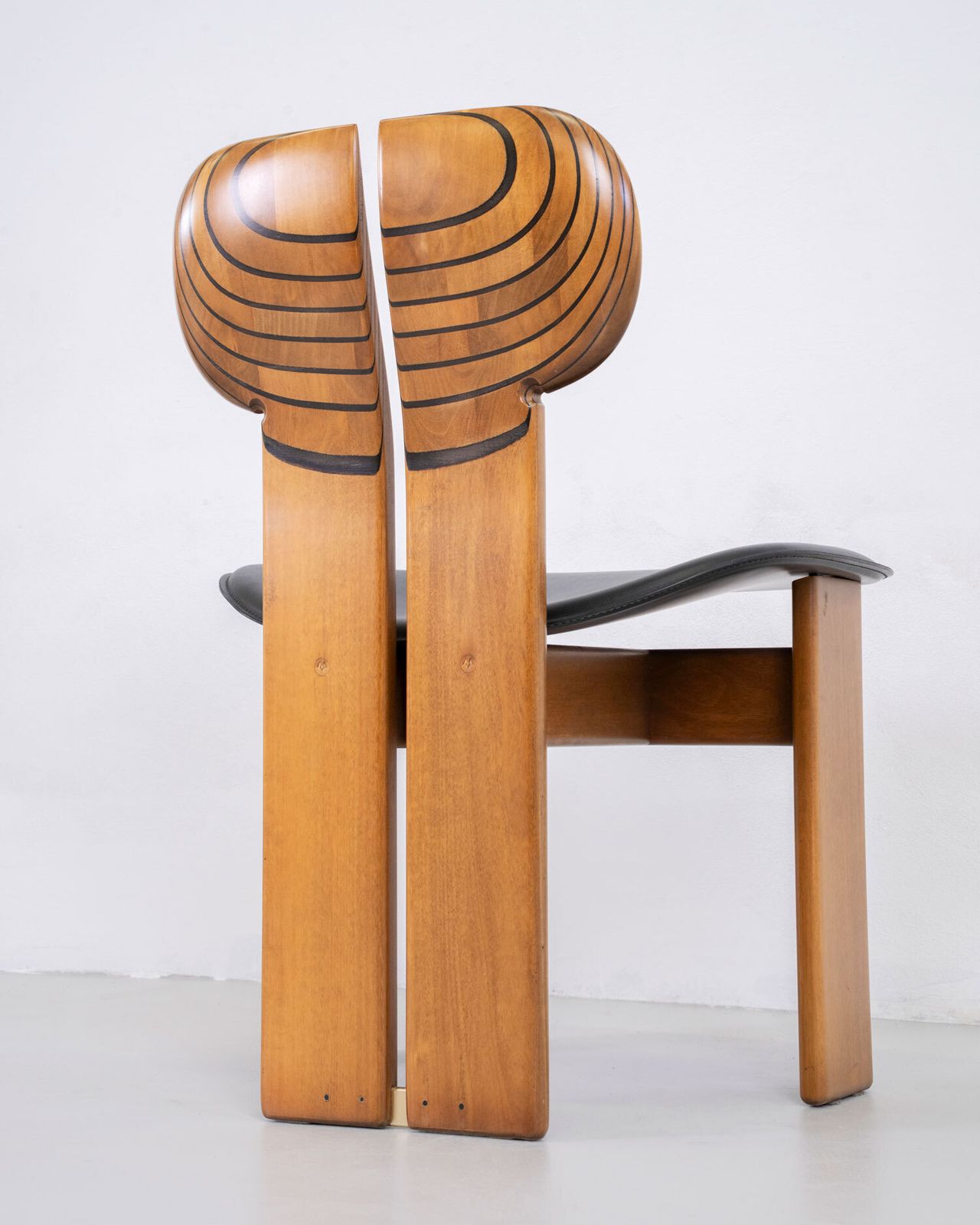 Tobia Scarpa Set Of Eight Africa Chairs In Walnut And Leather By Maxalto 70s photo 48539.0