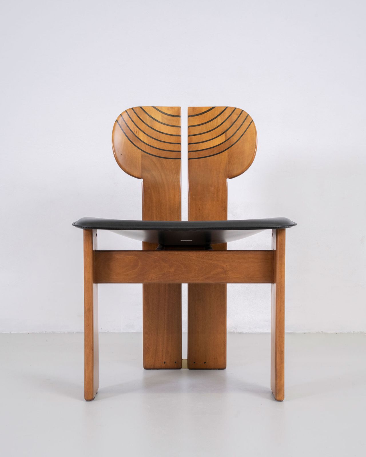 Tobia Scarpa Set Of Eight Africa Chairs In Walnut And Leather By Maxalto 70s photo vinterior