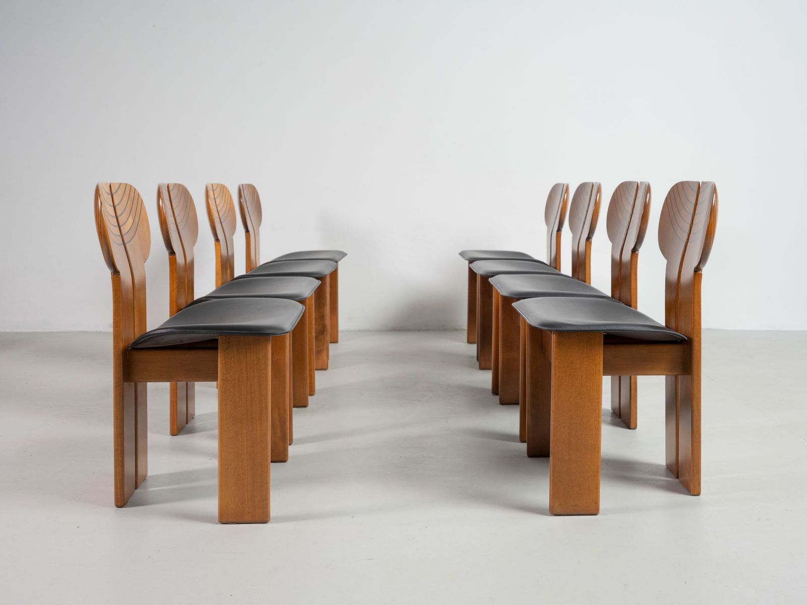 Tobia Scarpa Set Of Eight Africa Chairs In Walnut And Leather By Maxalto 70s photo furniture