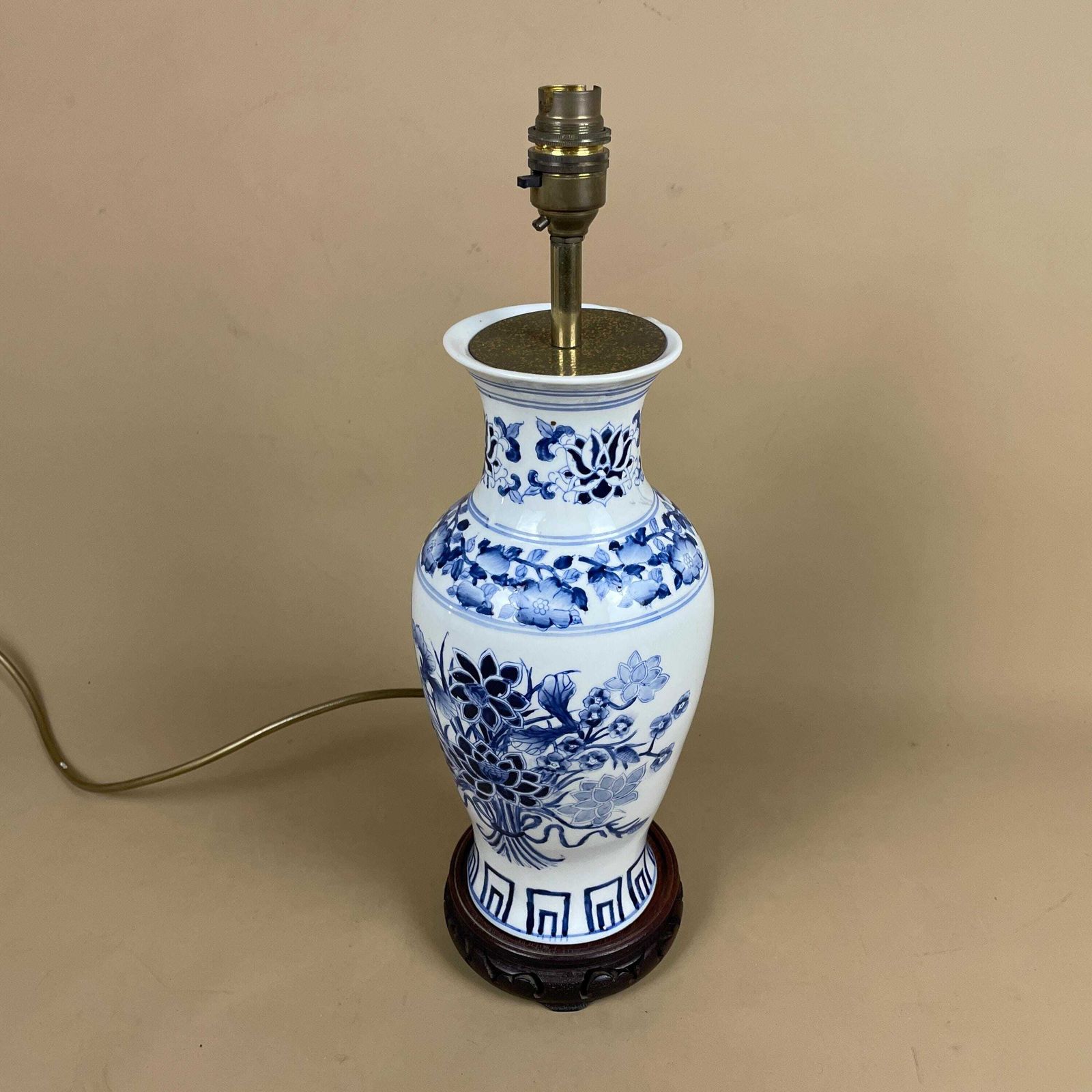 Oriental Ceramic Lamp Blue White Ginger Jar Hand Painted Floral Vintage Porcelain Table Lamp Classic Chinoiserie Ornate Pattern Wood Base