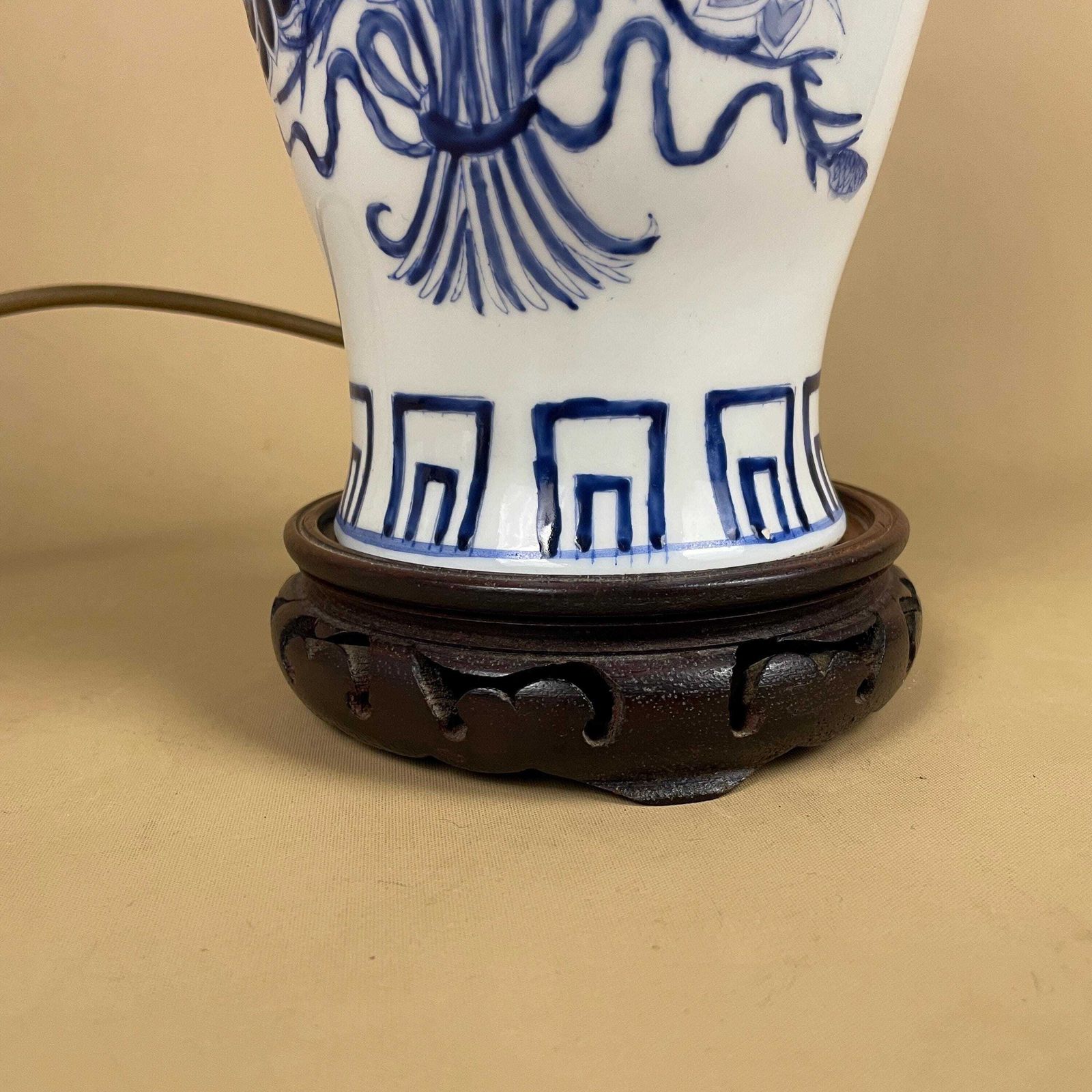 Oriental Ceramic Lamp Blue White Ginger Jar Hand Painted Floral Vintage Porcelain Table Lamp Classic Chinoiserie Ornate Pattern Wood Base photo vinterior