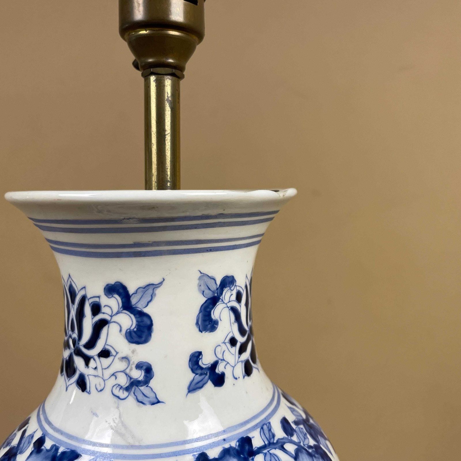 Lighting Oriental Ceramic Lamp Blue White Ginger Jar Hand Painted Floral Vintage Porcelain Table Lamp Classic Chinoiserie Ornate Pattern Wood Base photo