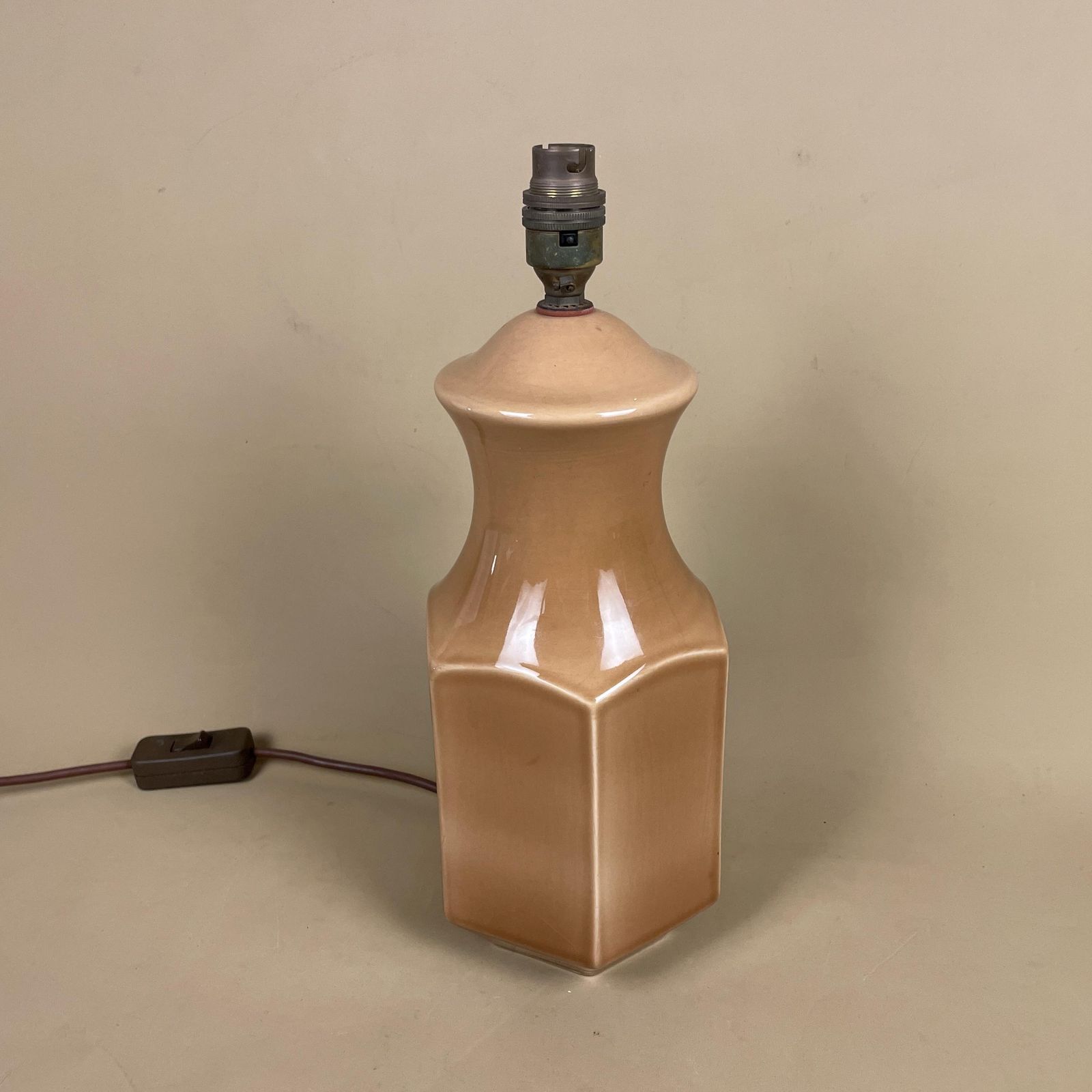 Ceramic Lamp Light Bedside Table Hexagon Shape Vase Beige Light Antique Brass Gold Trims Medium Vintage Retro Decor Classic photo vinterior