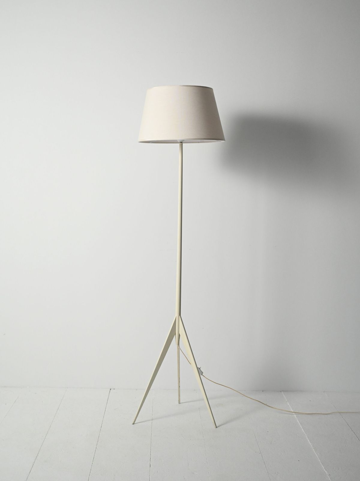 Scandinavian Tripod Floor Lamp In White Lacquered Wood photo furniture