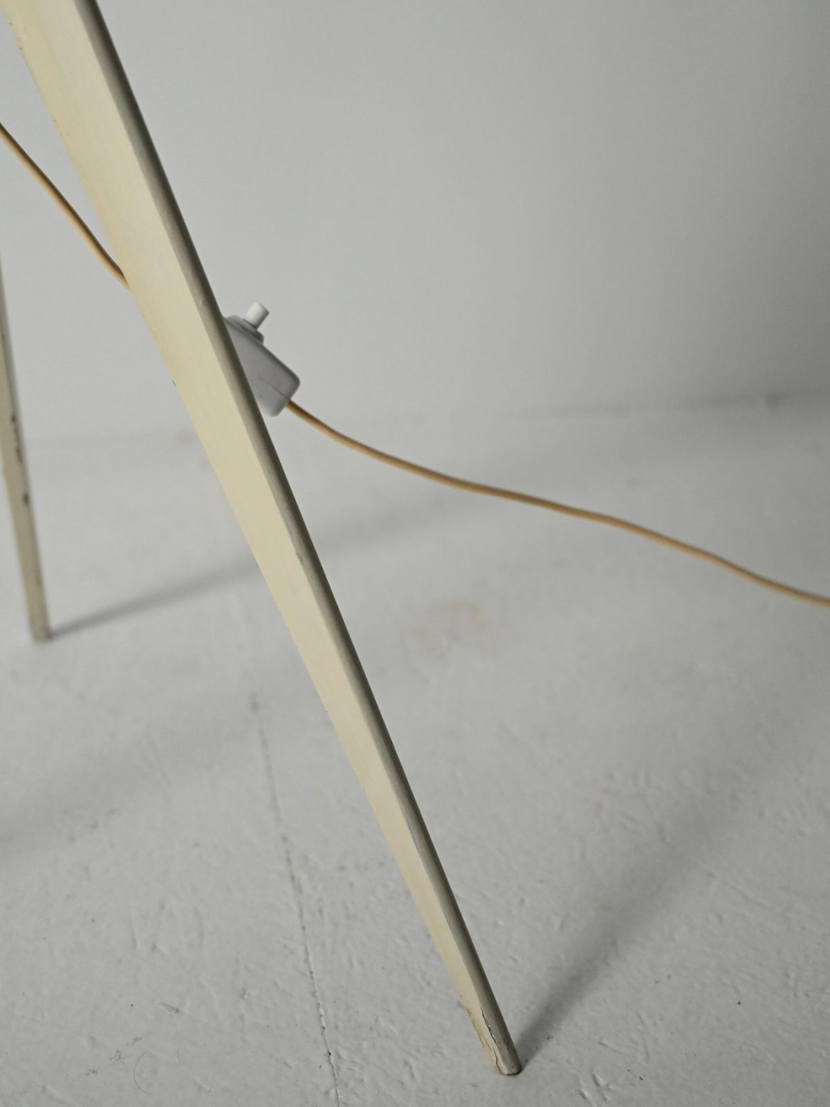 photo furniture Scandinavian Tripod Floor Lamp In White Lacquered Wood